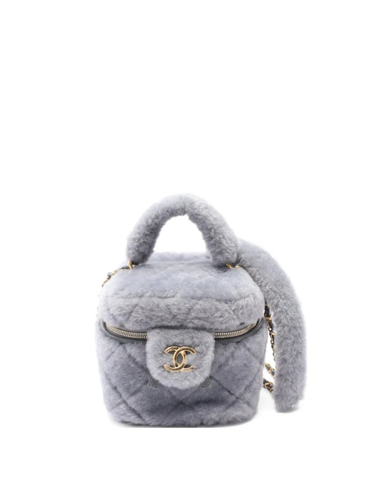 CHANEL 2021's shearling vanity case