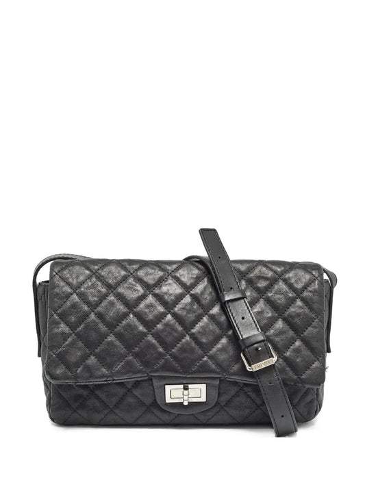 CHANEL quilted leather shoulder bag