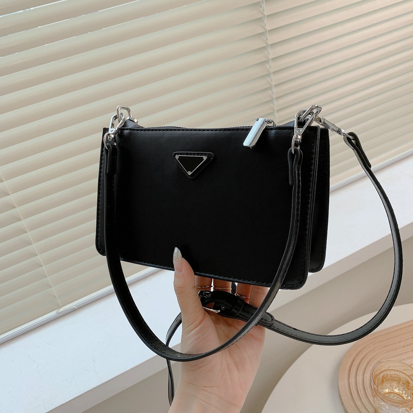 Women’s New Shoulder Baguette Bag – Simple and Stylish