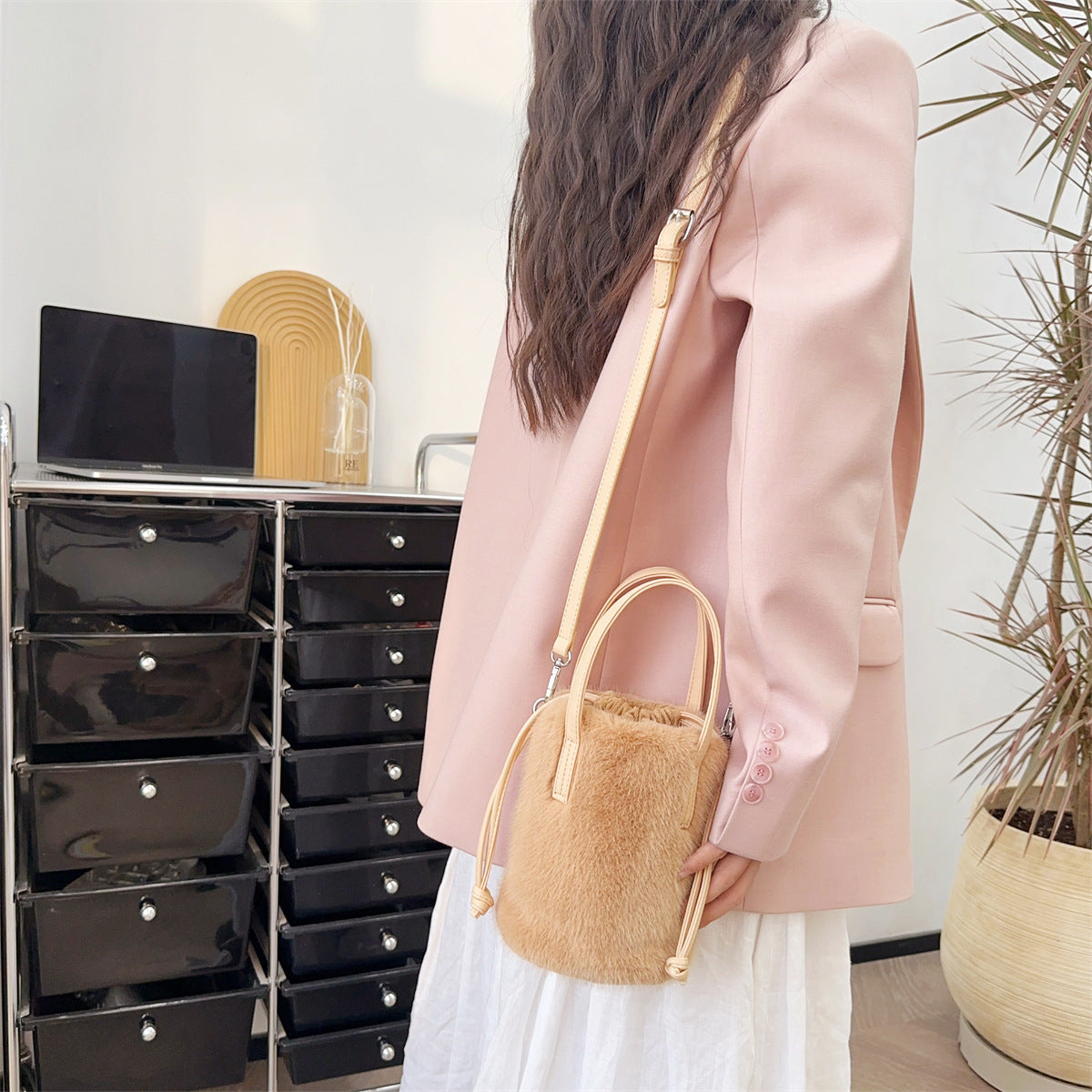 Women’s Mink-Like Handbag – Vintage Plush Bucket Bag