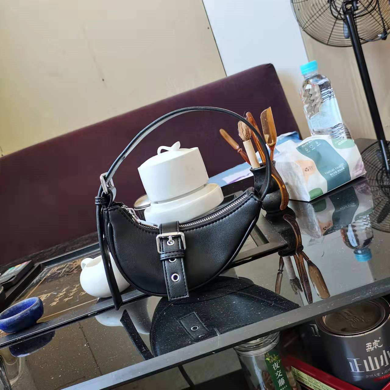 Women’s Hand-Carry Crescent Bag – Zippered Underarm Shoulder Tote