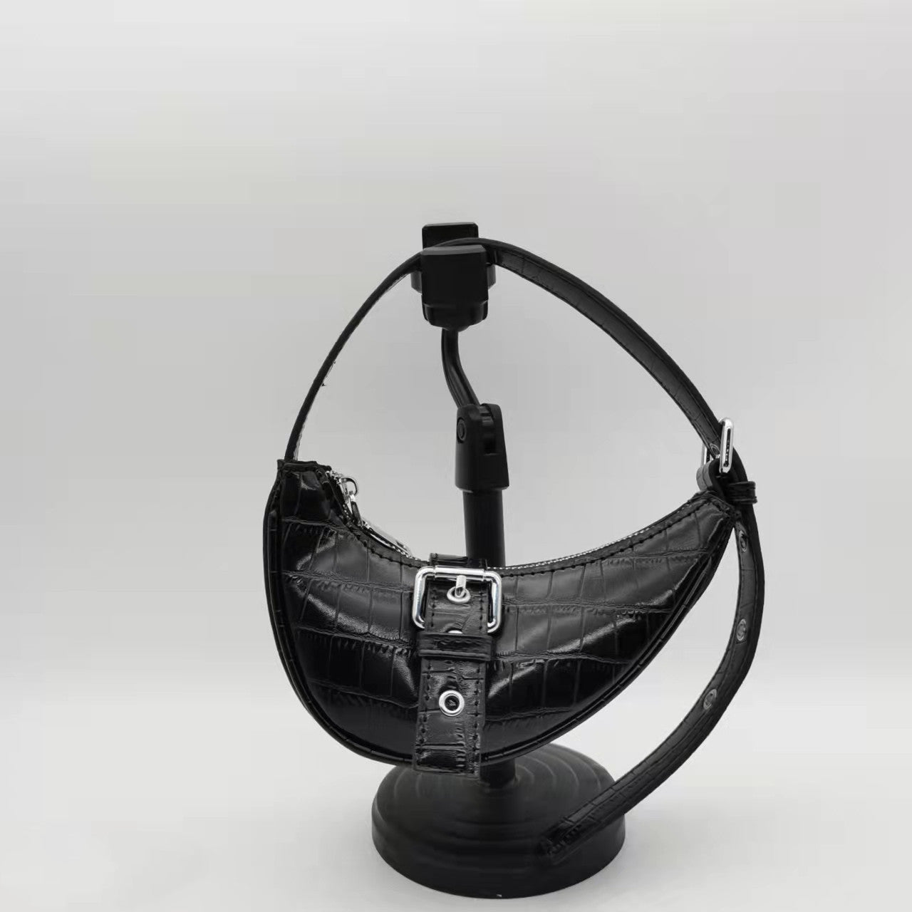 Women’s Hand-Carry Crescent Bag – Zippered Underarm Shoulder Tote