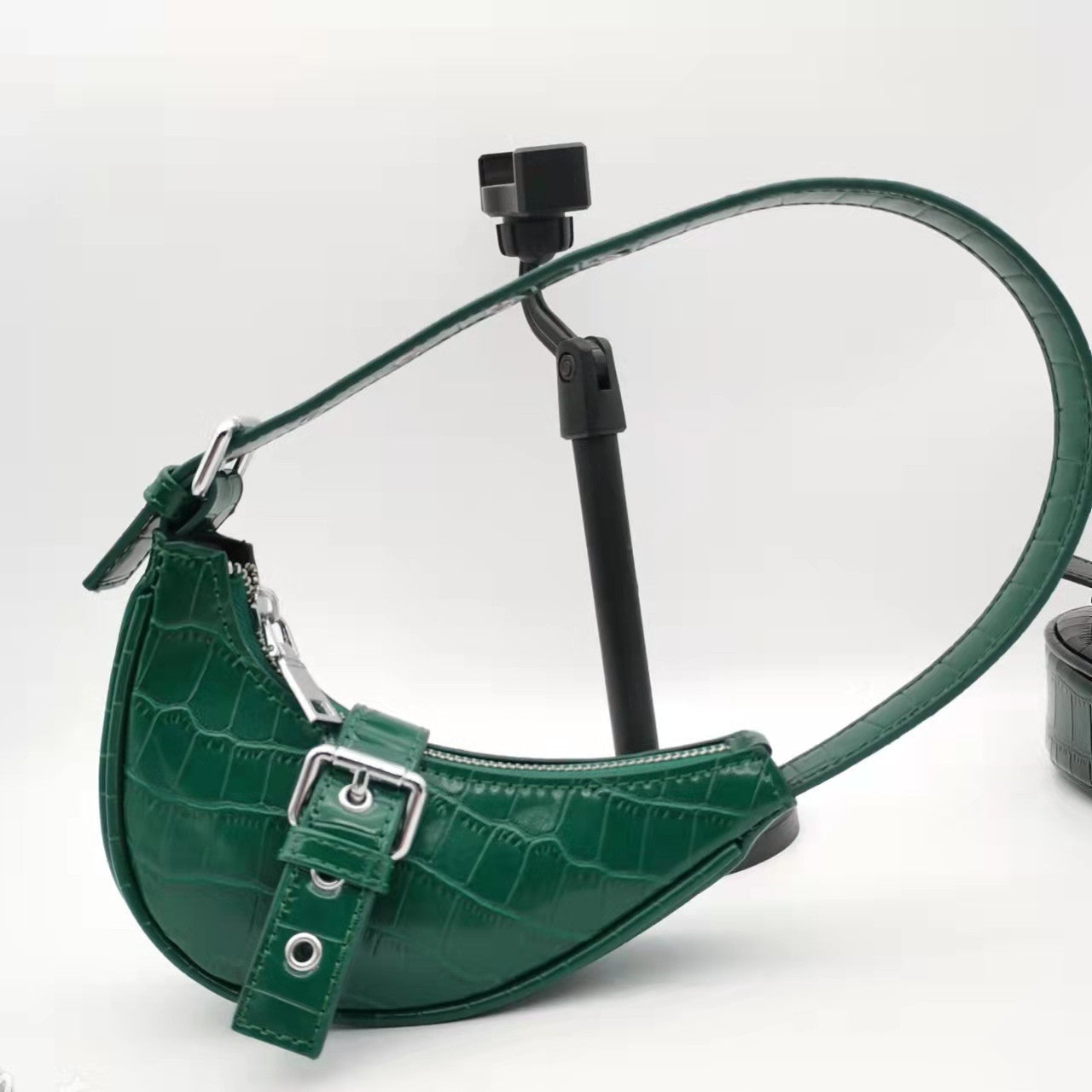 Women’s Hand-Carry Crescent Bag – Zippered Underarm Shoulder Tote